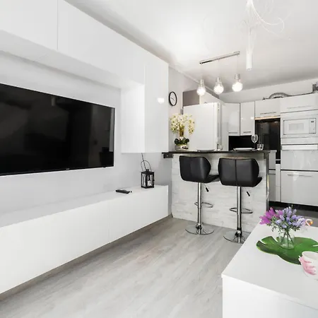 Apartment Nowy Konduktorska Z Parkingiem I Ogrodkiem - W Spokojnej Dzielnicy By Renters *